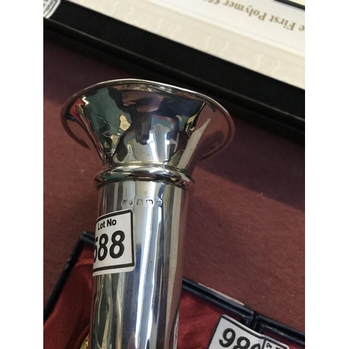 588 - Silver vase (total weight 111g)