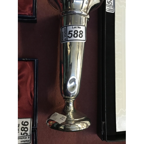 588 - Silver vase (total weight 111g)