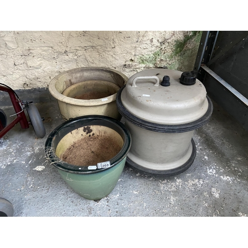 368 - 3 Garden pots