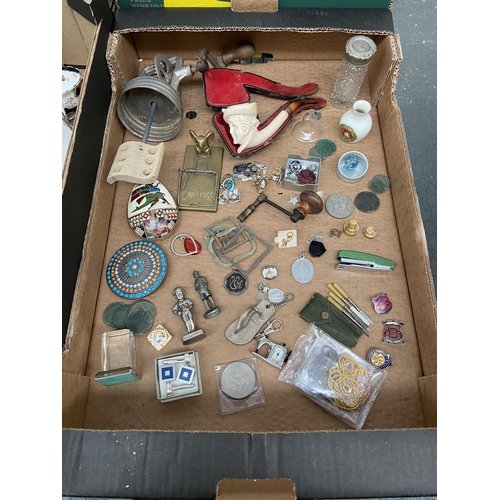 86 - Box containing a tobacco pipe, curios and metal detecting finds etc