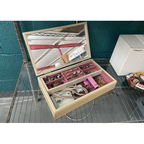 492 - Jewellery box and contents