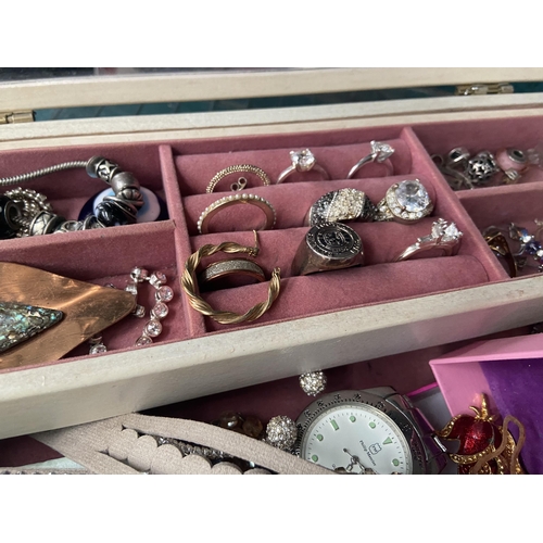 492 - Jewellery box and contents