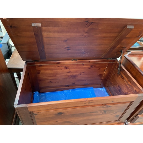 286 - Pine bedding box