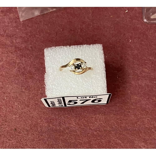 576 - 9ct Gold trio ring