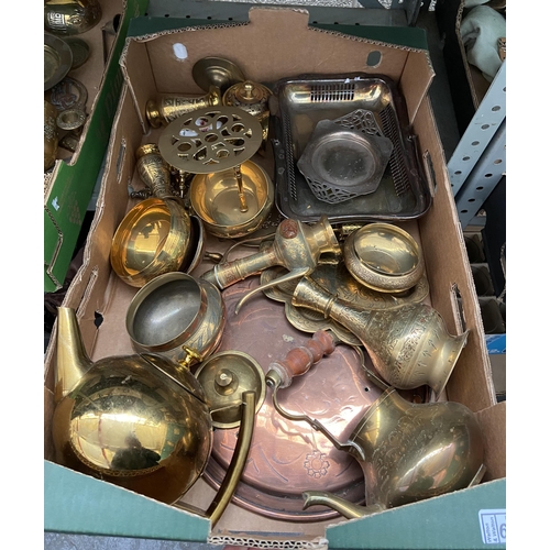 64 - Box containing assorted brass ware