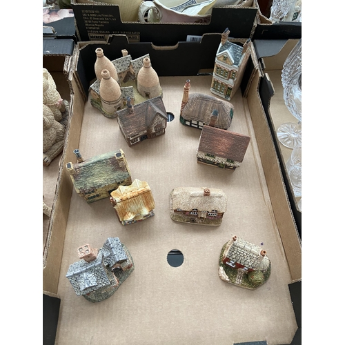 99 - Box containing Lilliput Lane cottages and 'The Bottle Kilns' by David Winter etc