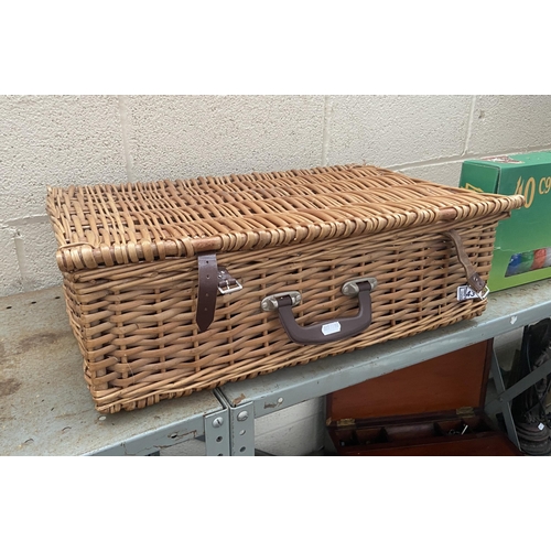 43 - Brookes picnic basket A/F