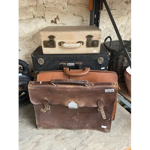 432 - Collection of vintage cases