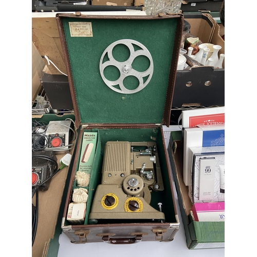 511 - 8mm Projector in case