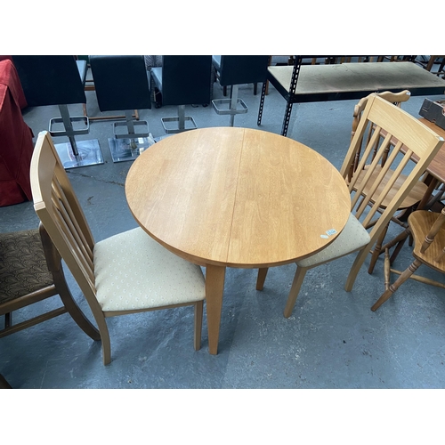 526 - Round table and 2 chairs