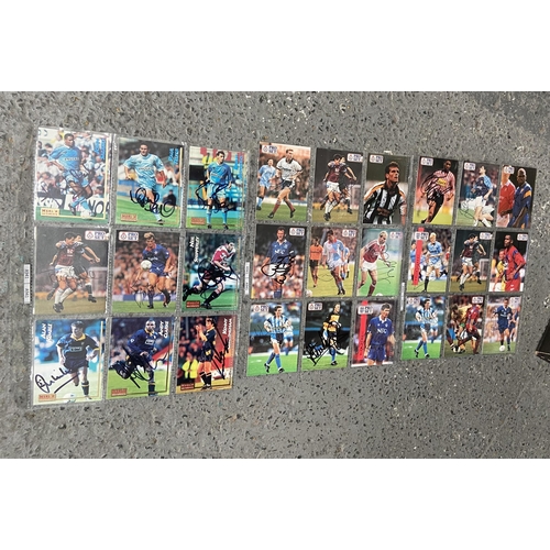 566 - Quantity of signed football cards