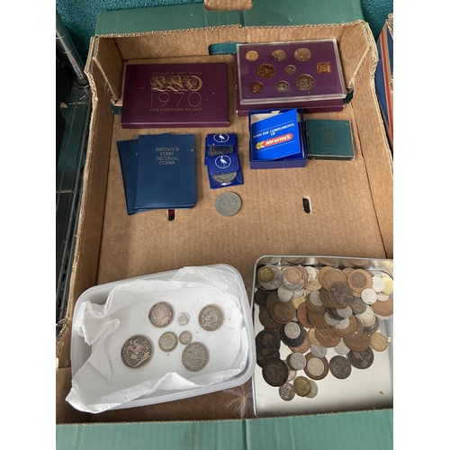 571 - Box containing a quantity of collector's coins