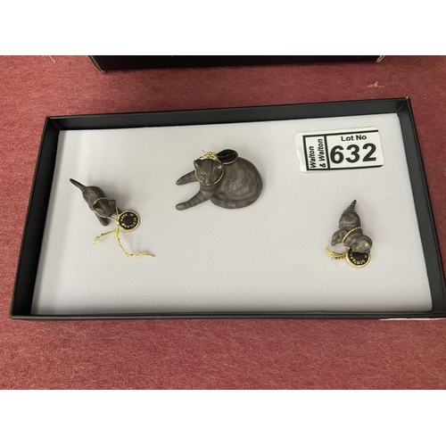 632 - Miniature pewter cats