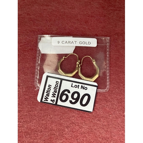 690 - Pair of 9ct gold creole earrings