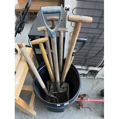 286 - Quantity of garden tools (tub not included)