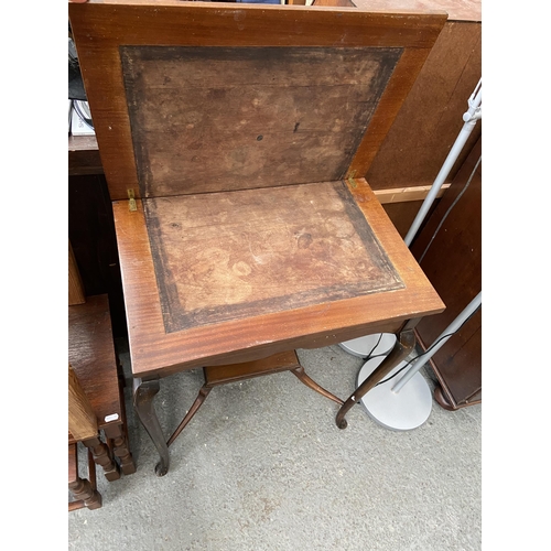 338 - Vintage swivel top card table