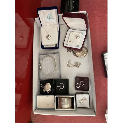 770 - Tray containing silver jewellery etc 90g+