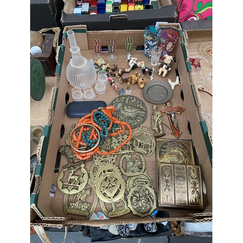 93 - Box containing horse brasses and an ornate art glass decanter etc