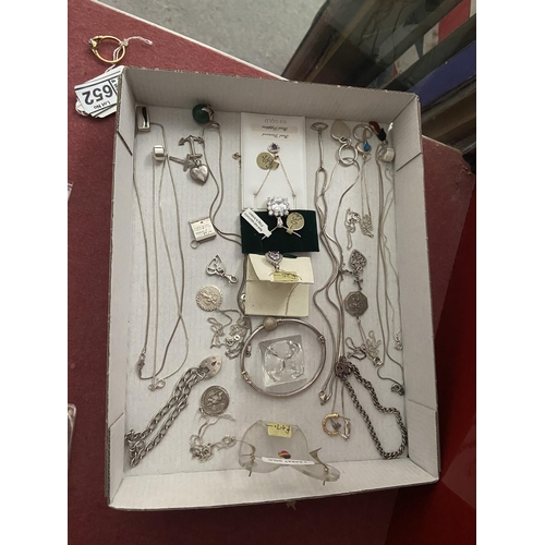 651 - Tray containing gold and silver jewellery