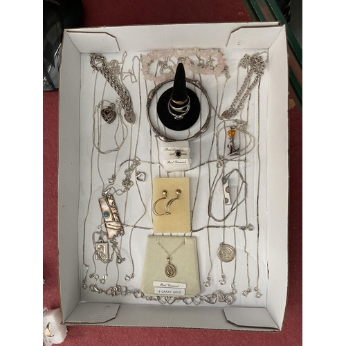 709 - Tray containing silver and gold jewellery etc