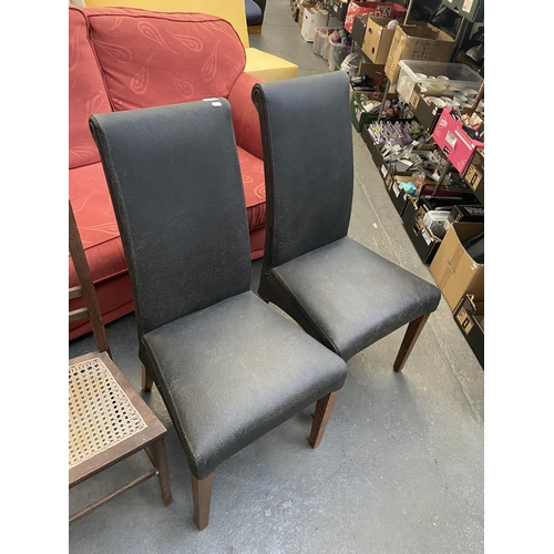 552 - 2 Modern dining chairs