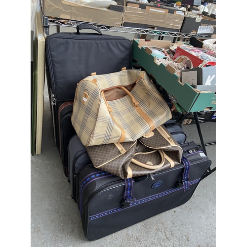 453 - Quantity of suitcases/ holdalls