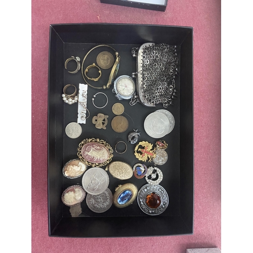 572 - Tray containing coins, rings and brooches