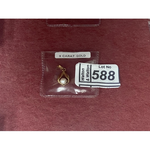 588 - 9ct Gold charm