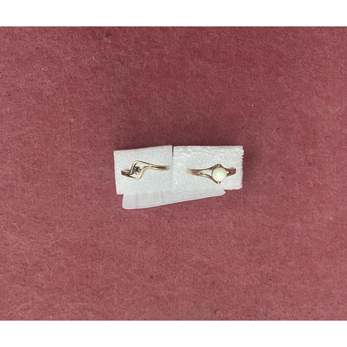 605 - 2 9ct gold rings