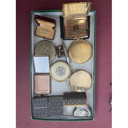 613 - Tray containing vintage compacts etc including Stratton