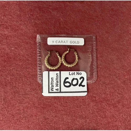 602 - 2 9ct gold dress rings