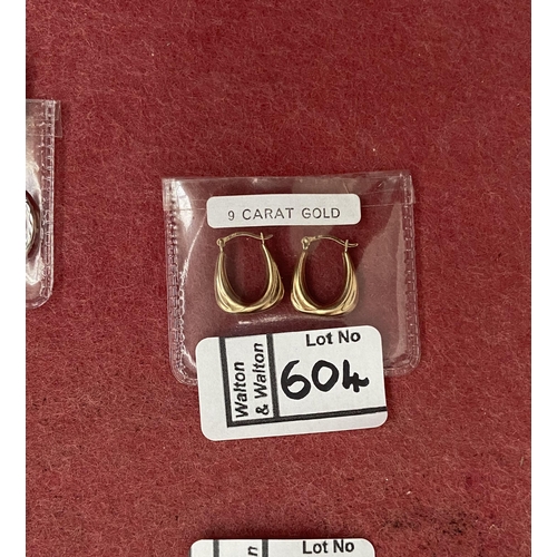 604 - 2 9ct gold rings