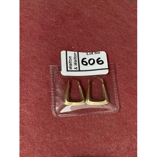 606 - 2 9ct gold rings