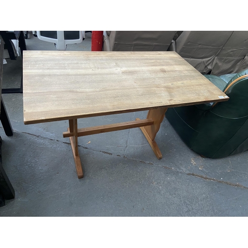 475 - Kitchen table