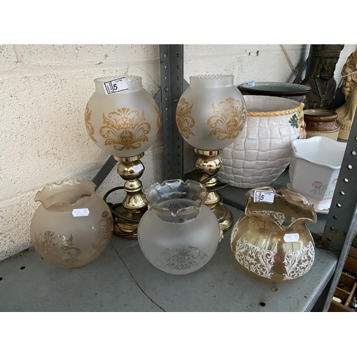 5 - 2 Vintage lamps with 3 extra glass shades