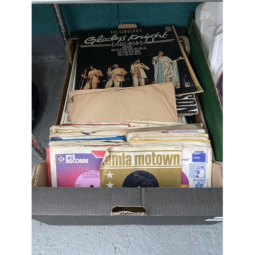 526 - Box containing LPs and singles