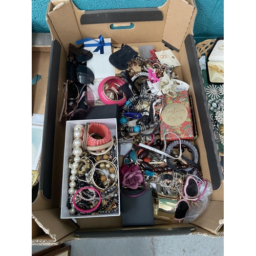 530 - Box containing costume jewellery