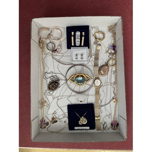 643 - Tray containing jewellery including a pair of 9ct gold earrings and necklace