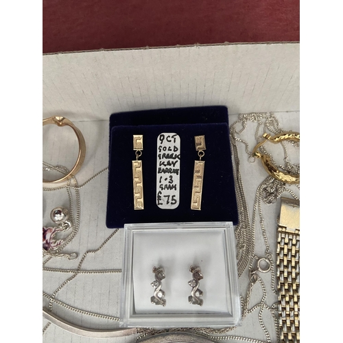 643 - Tray containing jewellery including a pair of 9ct gold earrings and necklace