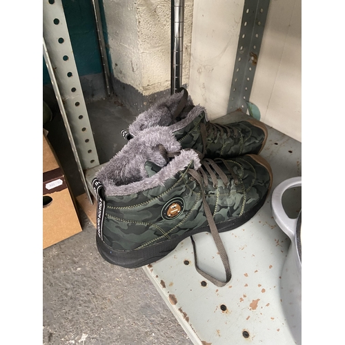 136 - Pair of Quatchi boots (size 12 1/2)
