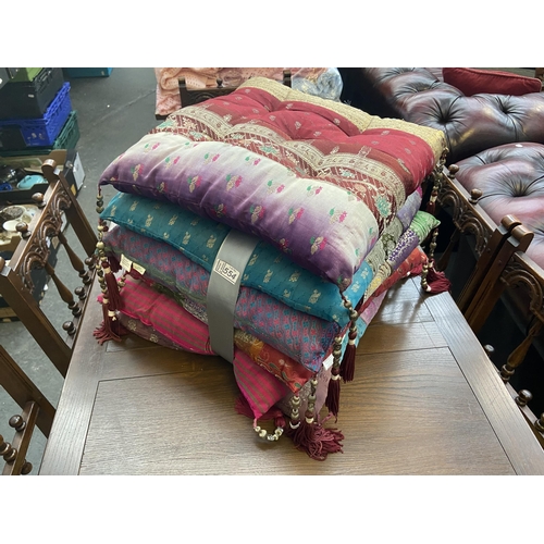 554 - 5 Decorative cushions