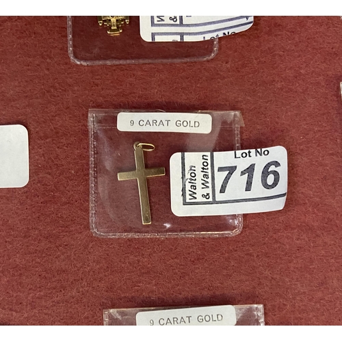 716 - 9ct Gold crucifix