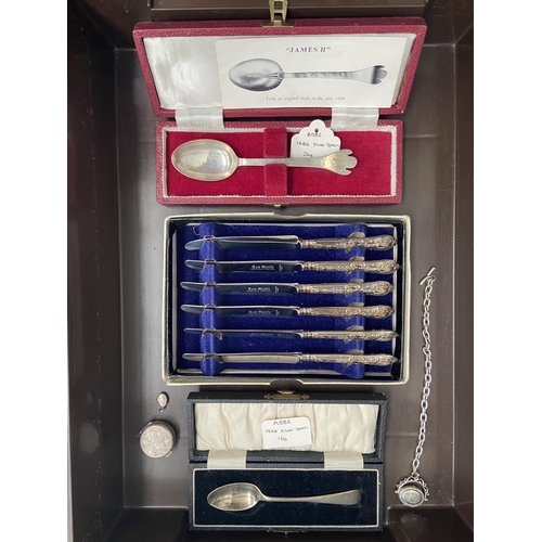 625 - Tray containing a 1686 silver spoon and butter knives etc