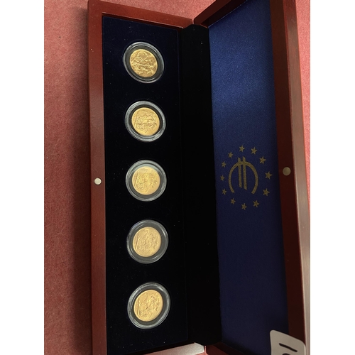 1011 - 5 Full sovereign coin set 1914-1918 with case - Only 10% buyer's premium