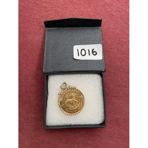 1016 - 1981 Krugerrand with 9ct gold mount, 36.2g in total - Only 10% buyer's premium