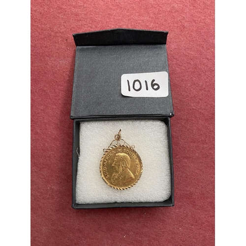 1016 - 1981 Krugerrand with 9ct gold mount, 36.2g in total - Only 10% buyer's premium