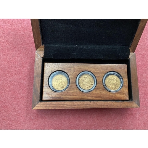 1017 - 3 Full sovereigns with display case (1882, 1892 & 1893) - Only 10% buyer's premium