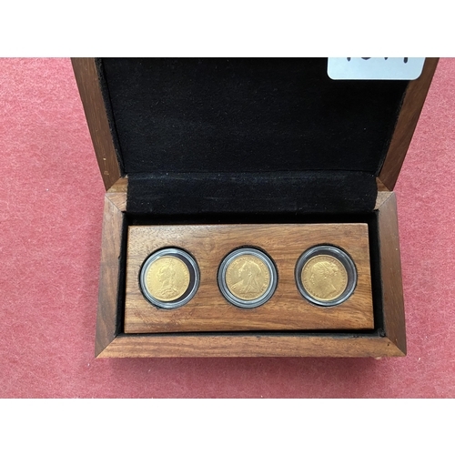 1017 - 3 Full sovereigns with display case (1882, 1892 & 1893) - Only 10% buyer's premium