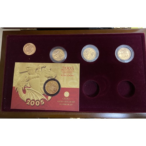 1001 - Display case containing 5 gold sovereigns - Only 10% buyer's premium