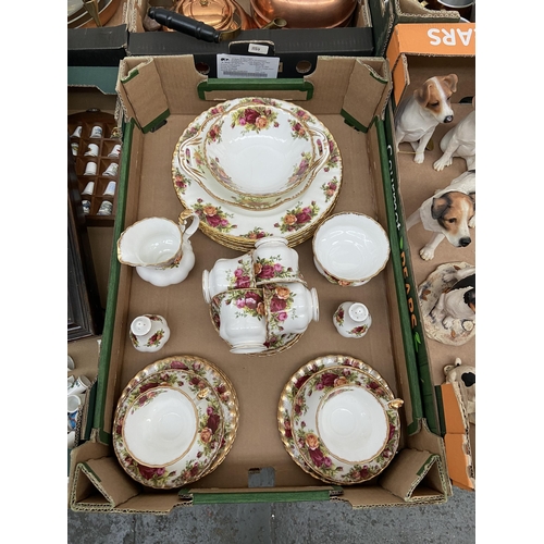 99 - Box containing Royal Albert Old Country Roses